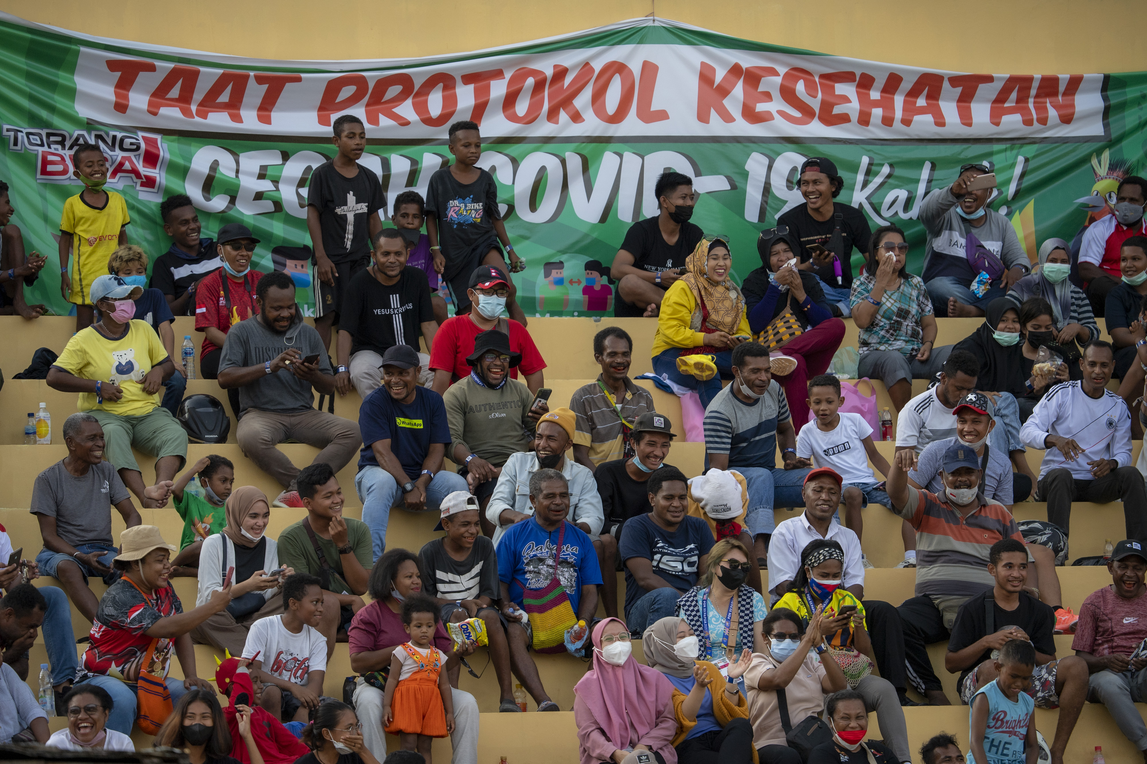 Antusias Warga Menyaksikan Pertandingan Sepak Bola PON Papua