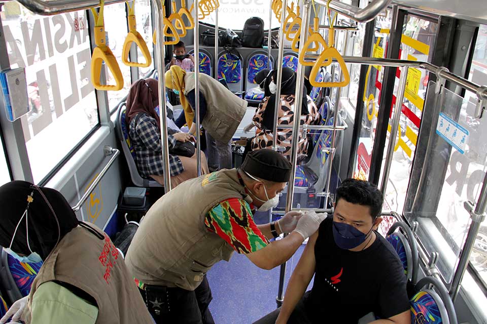 Vaksinasi Covid-19 di Pasar Tradisional Makasar