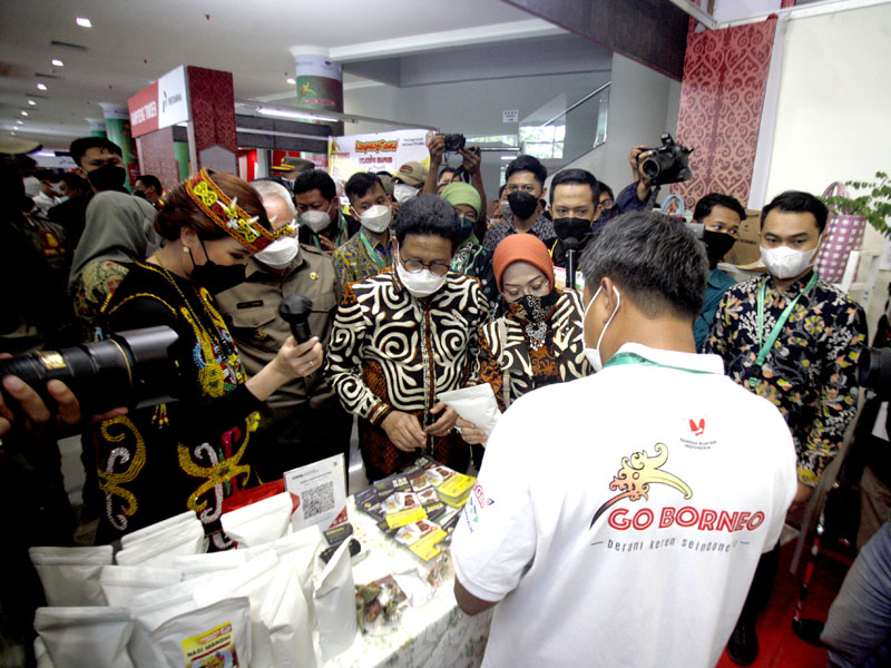 Menteri Kunjungi Stand UMKM Binaan Pertamina