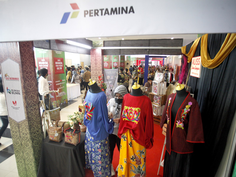 Menteri Kunjungi Stand UMKM Binaan Pertamina