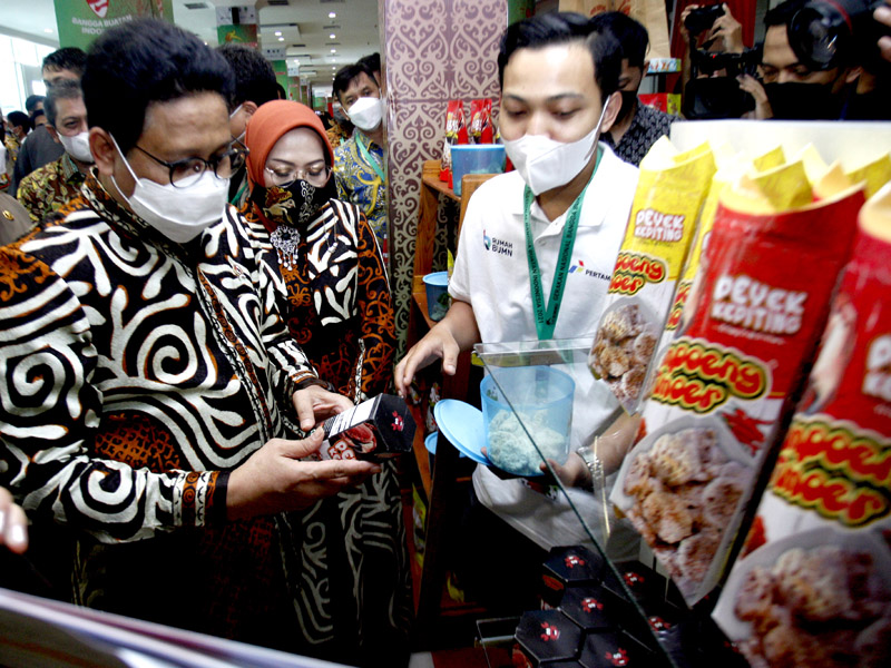 Menteri Kunjungi Stand UMKM Binaan Pertamina