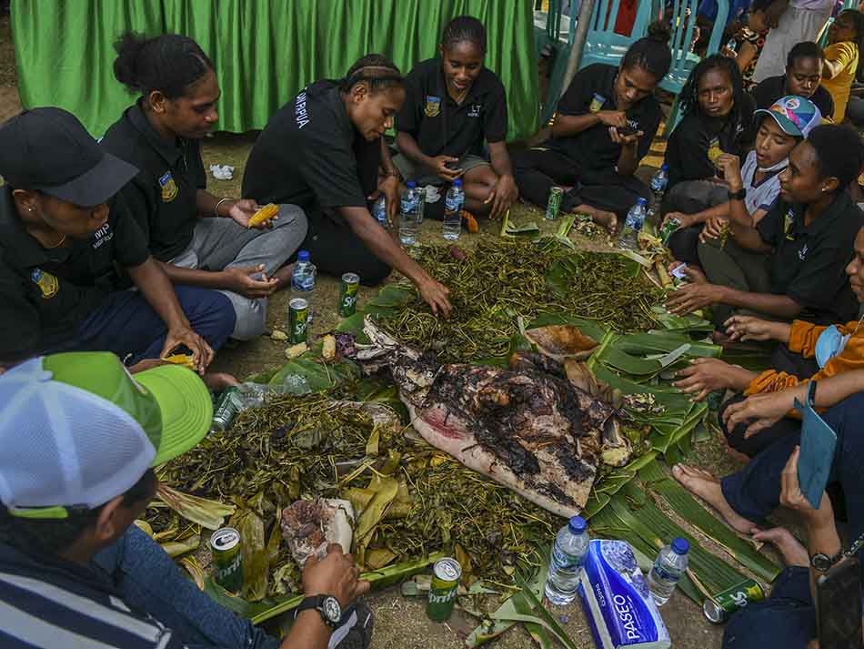Syukuran Medali Emas, Tim Sepak Bola Putri Papua Pesta Adat Bakar Batu