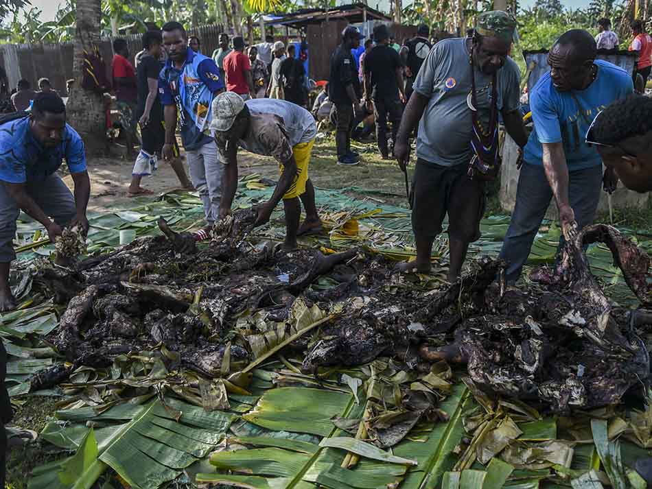 Syukuran Medali Emas, Tim Sepak Bola Putri Papua Pesta Adat Bakar Batu