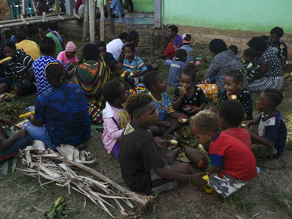 Syukuran Medali Emas, Tim Sepak Bola Putri Papua Pesta Adat Bakar Batu