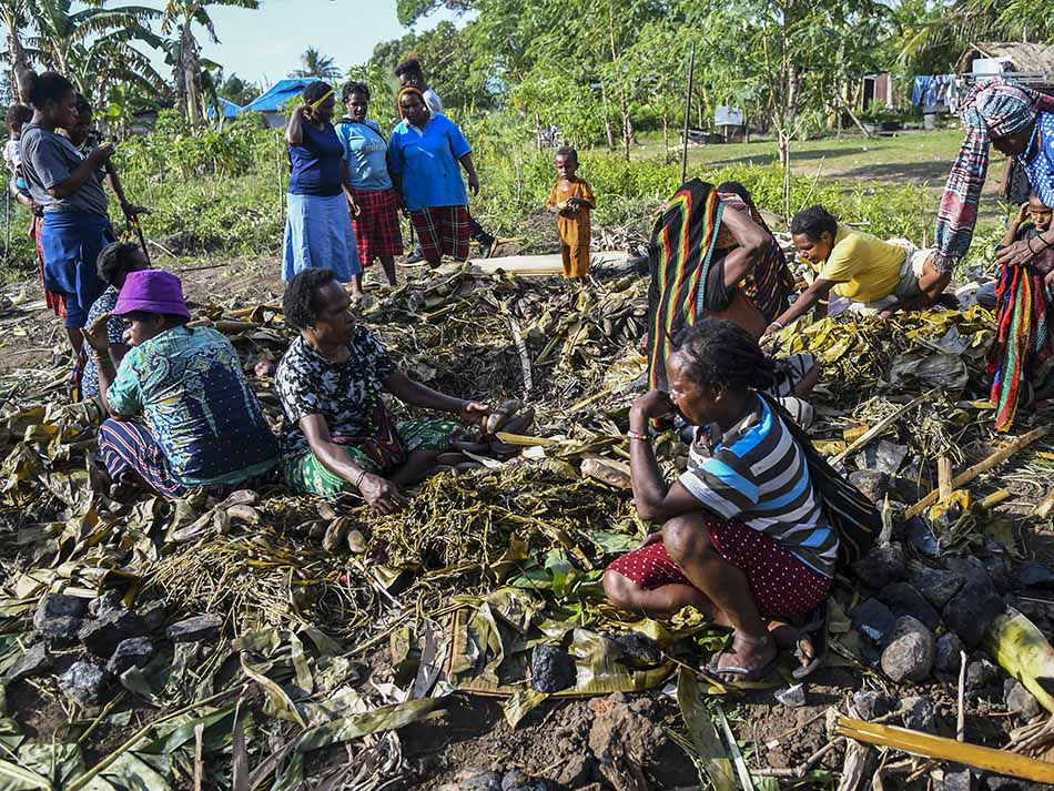 Syukuran Medali Emas, Tim Sepak Bola Putri Papua Pesta Adat Bakar Batu