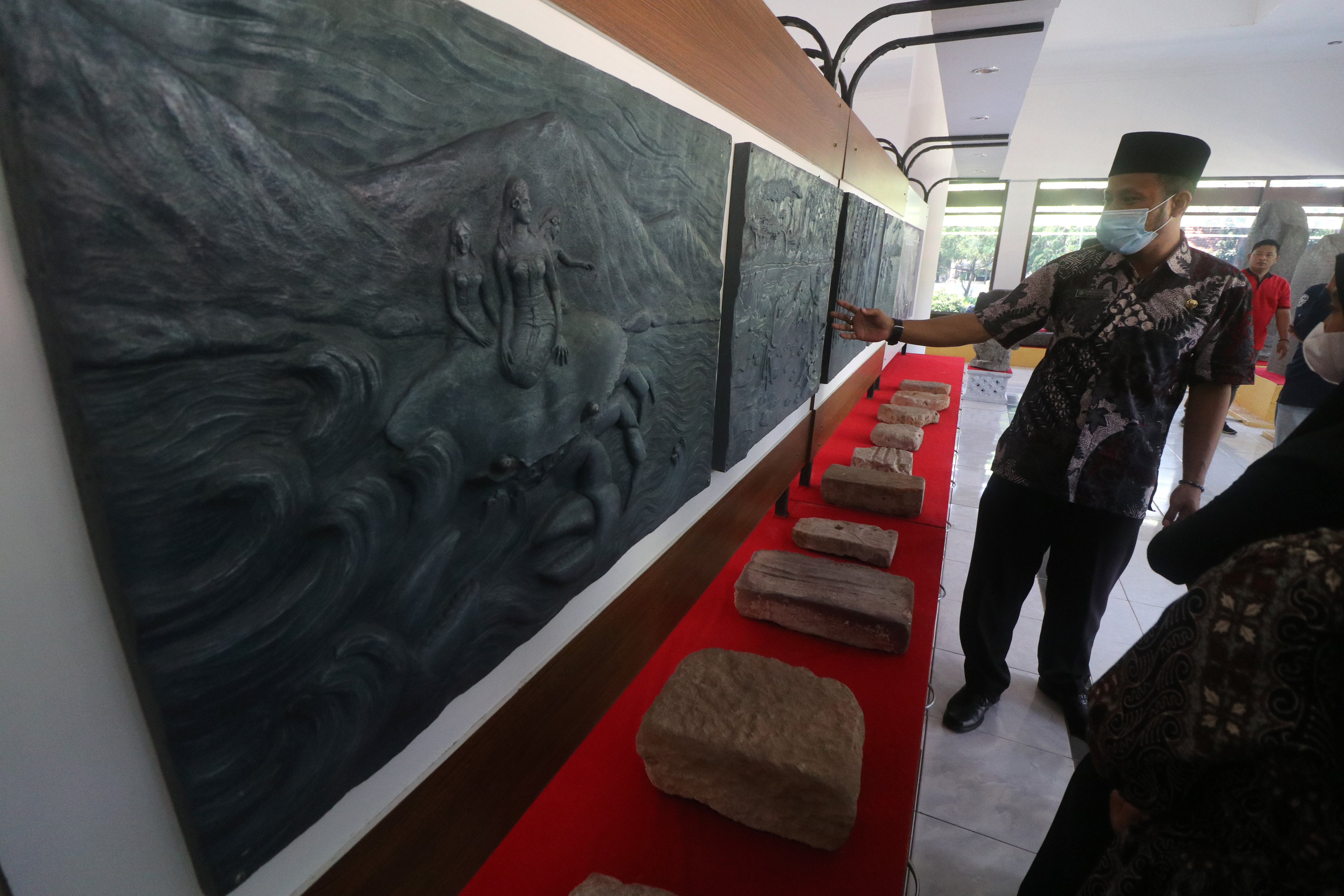 Belajar Membaca Relief Cerita Panji