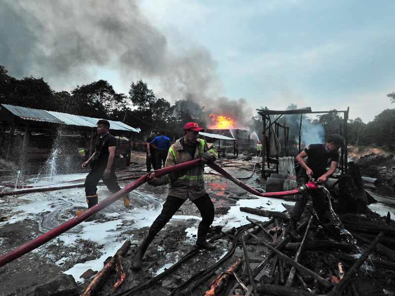 Kebakaran Tempat Penyulingan Minyak Mentah Ilegal