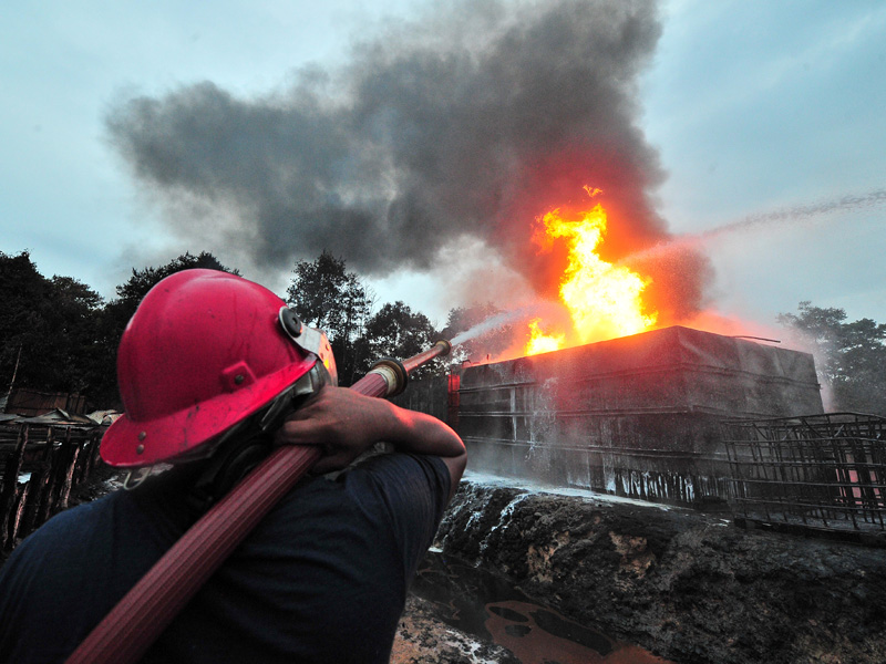 Kebakaran Tempat Penyulingan Minyak Mentah Ilegal