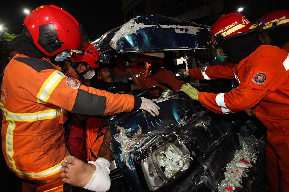 Evakuasi Korban Kecelakaan di Surabaya