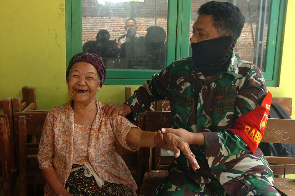 Lansia Tertua di Tegal Ikut Vaksinasi