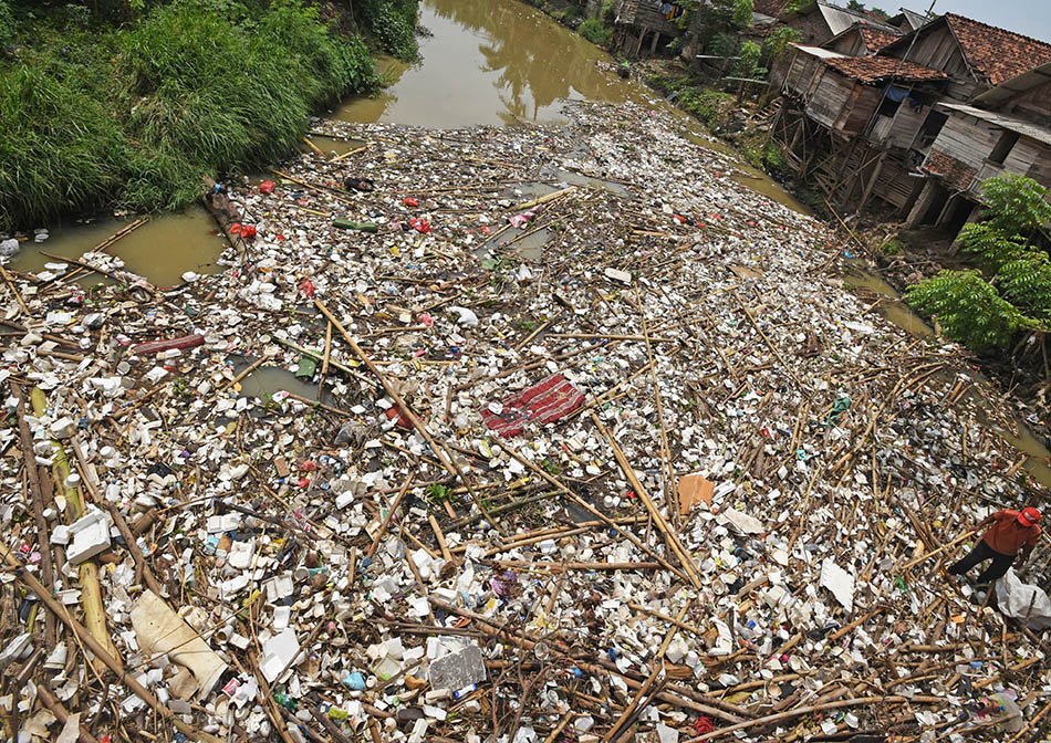 Sampah di Muara Sungai Cibanten