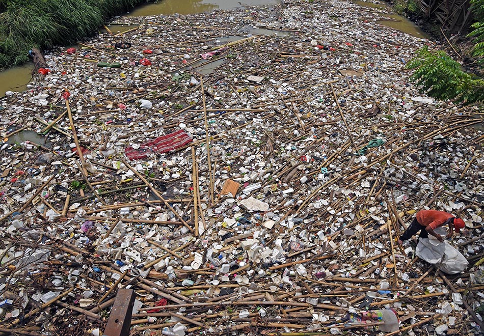 Sampah di Muara Sungai Cibanten