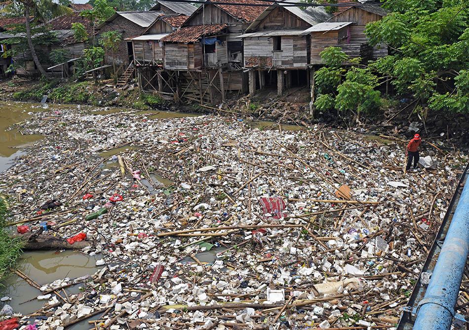 Sampah di Muara Sungai Cibanten