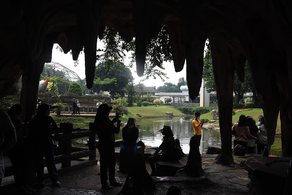 Tenaga Kesehatan RSDC Wisma Atlet Relaksasi di TMII