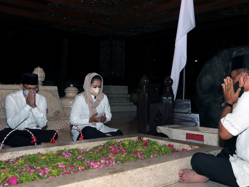 Mendikbudristek Berziarah Ke Makam Presiden Soekarno