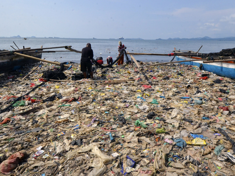 Sampah Menumpuk Di Pantai Lampung