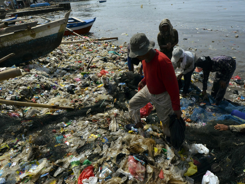Sampah Menumpuk Di Pantai Lampung