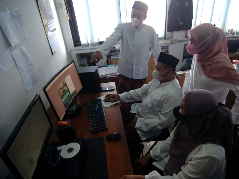 ASN Berpakaian Santri