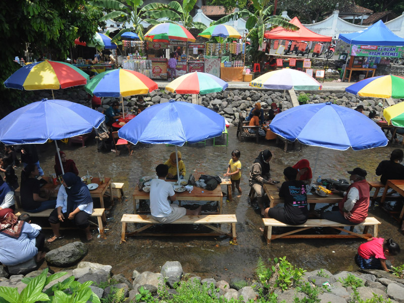 Memanfaatkan Aliran Sungai Untuk Wisata Kuliner