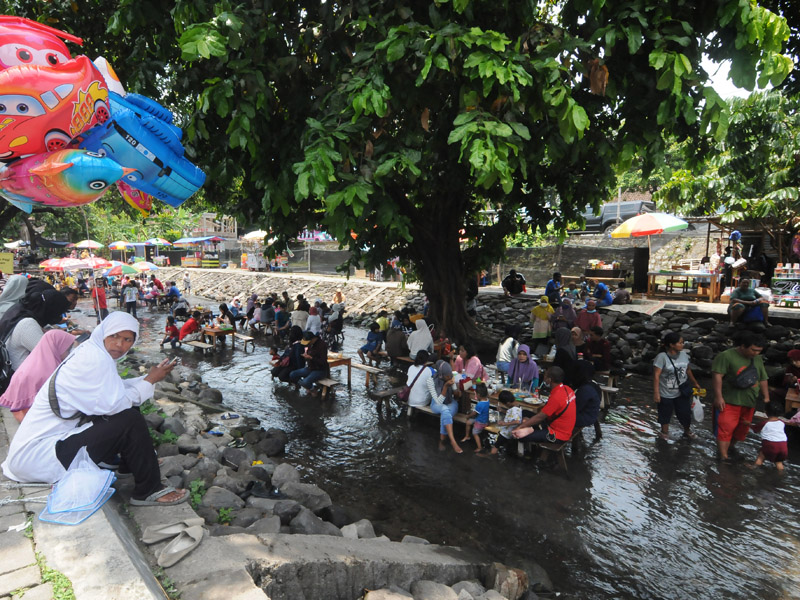 Memanfaatkan Aliran Sungai Untuk Wisata Kuliner