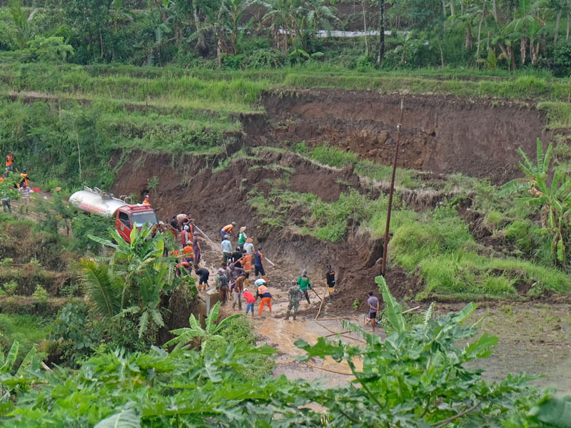 Longsor Tutup Jalan Antar Kabupaten