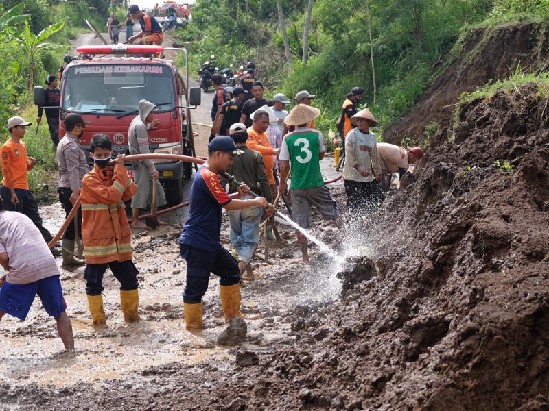 Longsor Tutup Jalan Antar Kabupaten