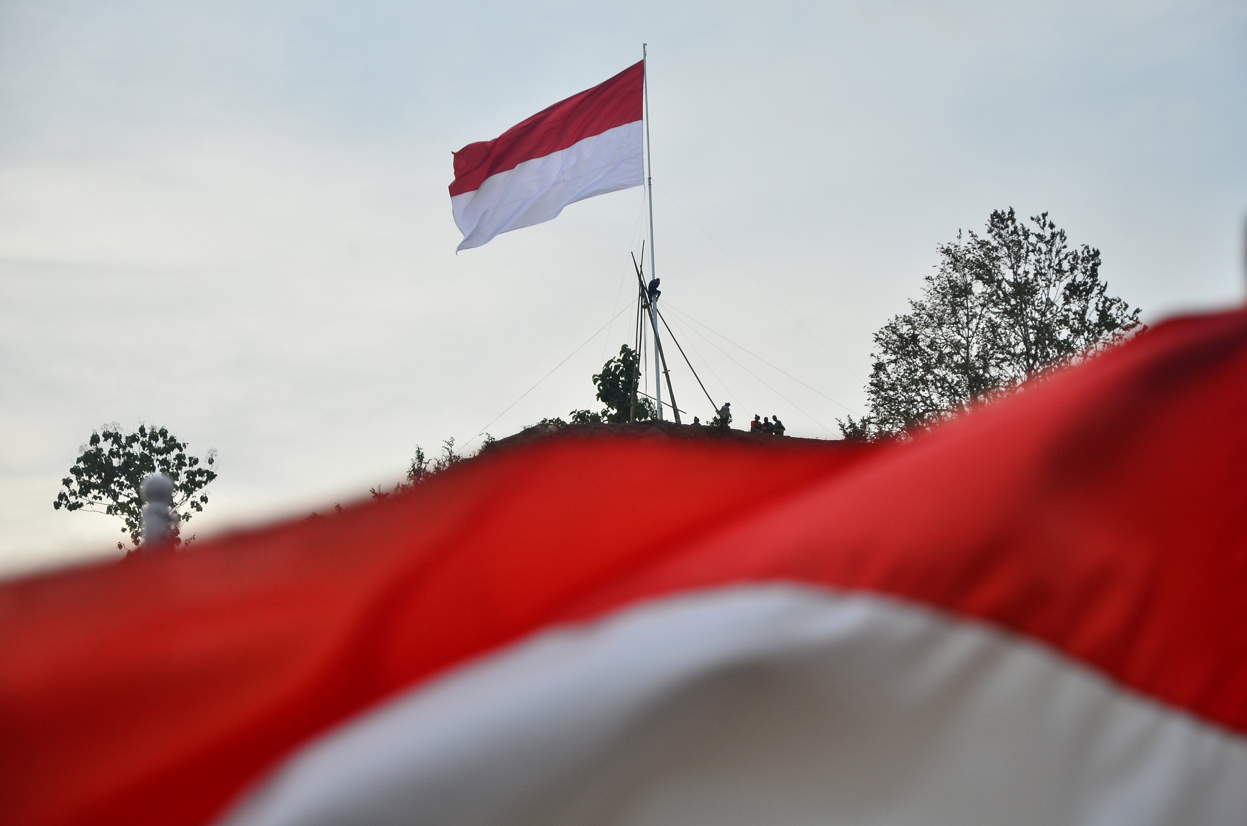 Pengibaran Bendera Merah Putih di Hari Sumpah Pemuda