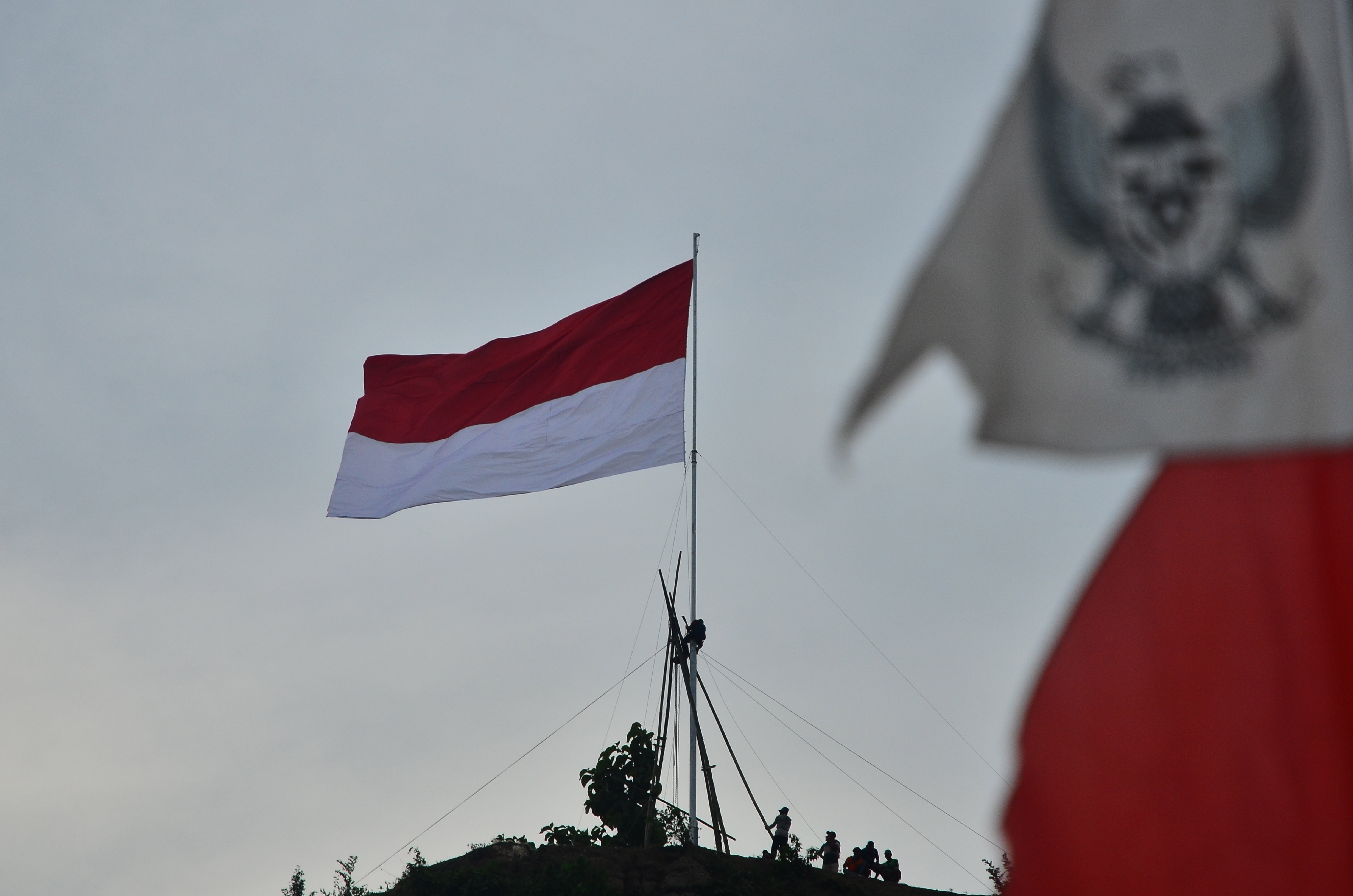 Pengibaran Bendera Merah Putih di Hari Sumpah Pemuda
