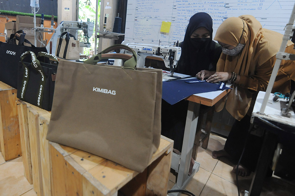 Ekspor Tas Hasil Kerajinan Santri