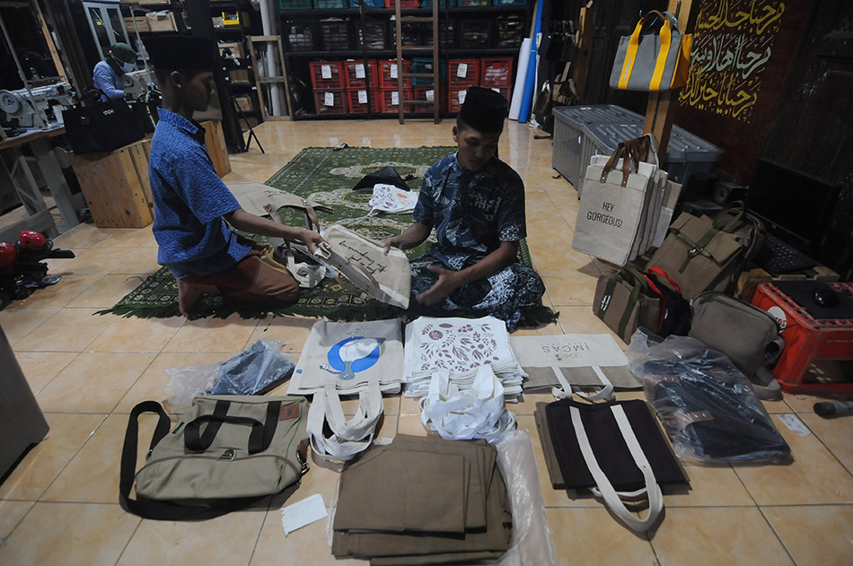 Ekspor Tas Hasil Kerajinan Santri