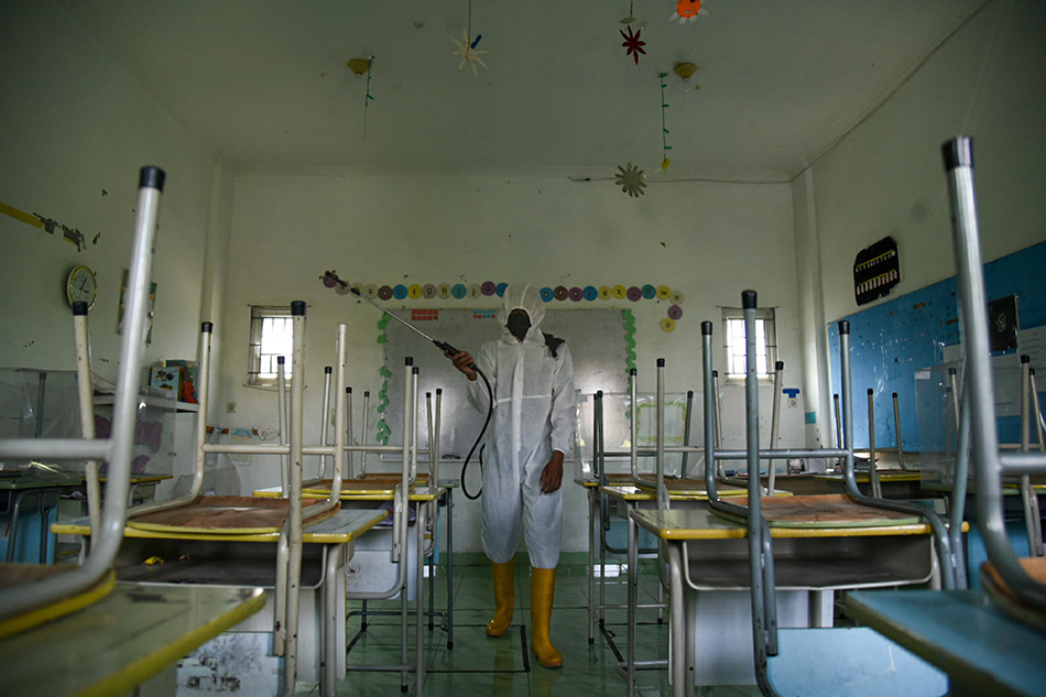 Penyemprotan Disinfektan Jelang Pembelajaran Tatap Muka 