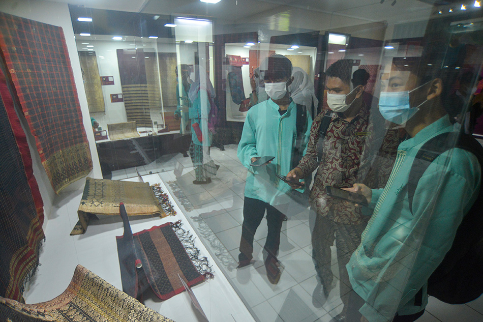 Pamera Tenun Songket Tradisional Minangkabau