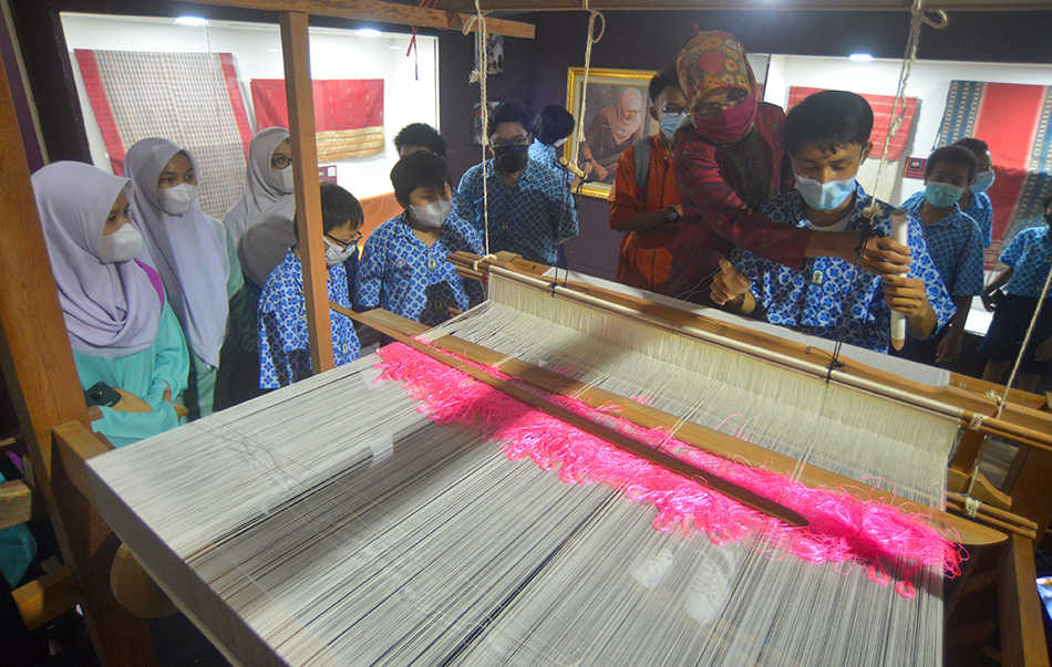 Pamera Tenun Songket Tradisional Minangkabau