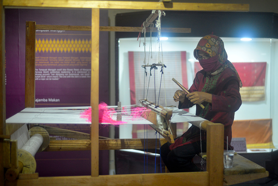 Pamera Tenun Songket Tradisional Minangkabau