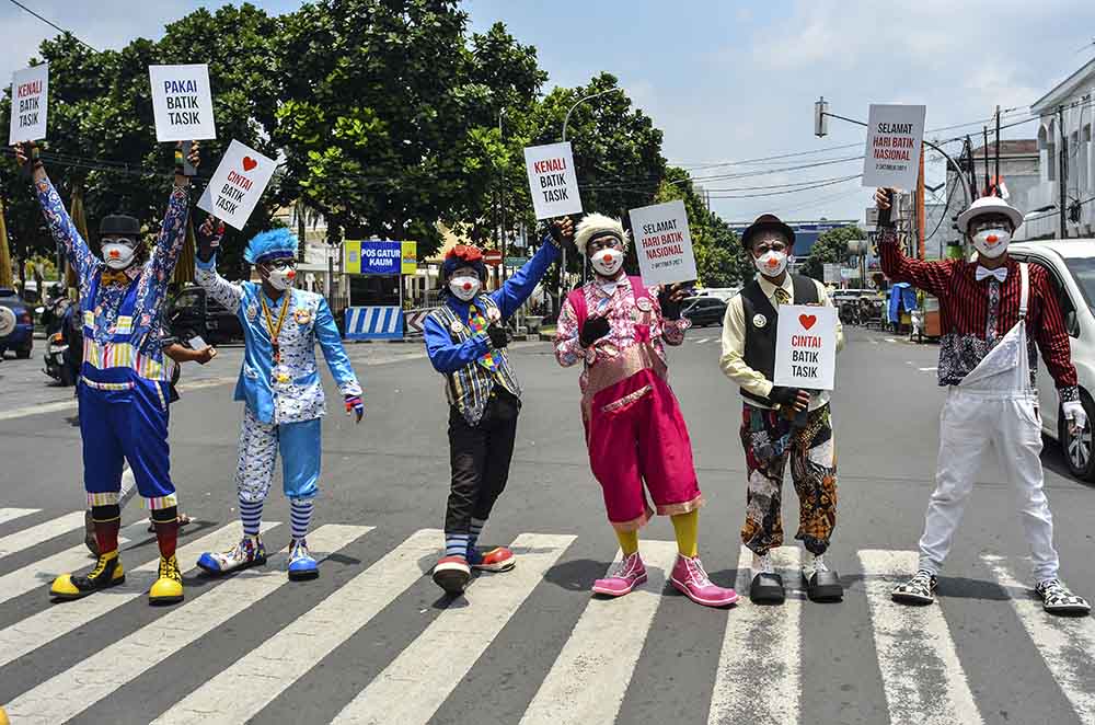 Badut Peringati Hati Batik Nasional