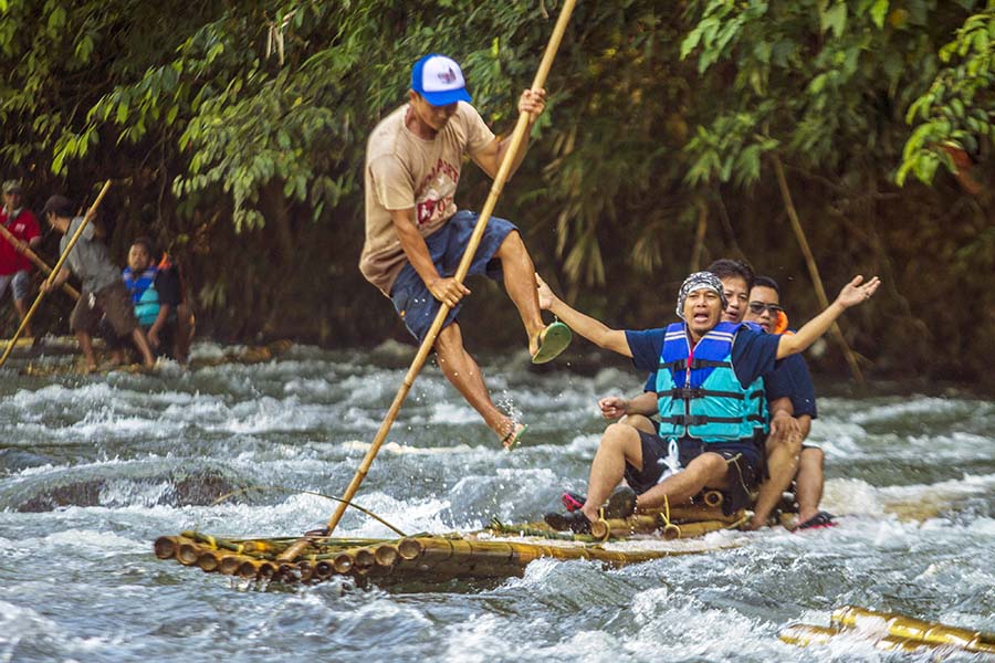 Wisata Bamboo Rafting di Sungai Amandit Kalimantan Selatan 