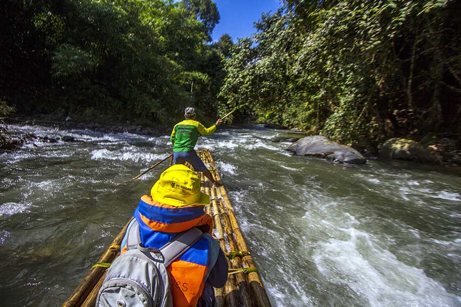 Wisata Bamboo Rafting di Sungai Amandit Kalimantan Selatan 
