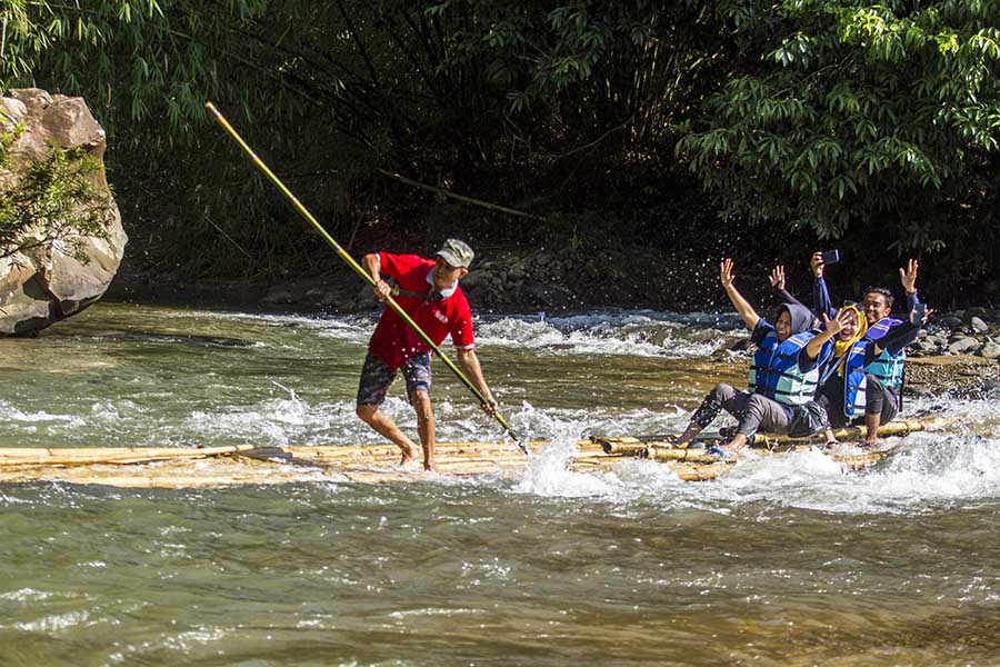 Wisata Bamboo Rafting di Sungai Amandit Kalimantan Selatan 