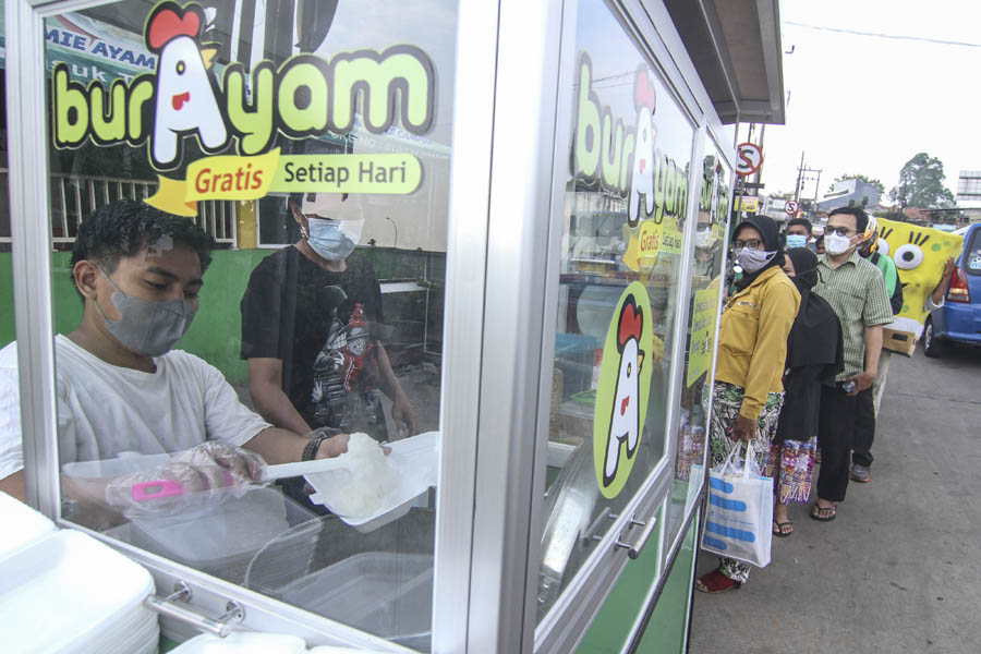 Membantu Warga Dengan Berbagi Bubur Ayam Gratis 