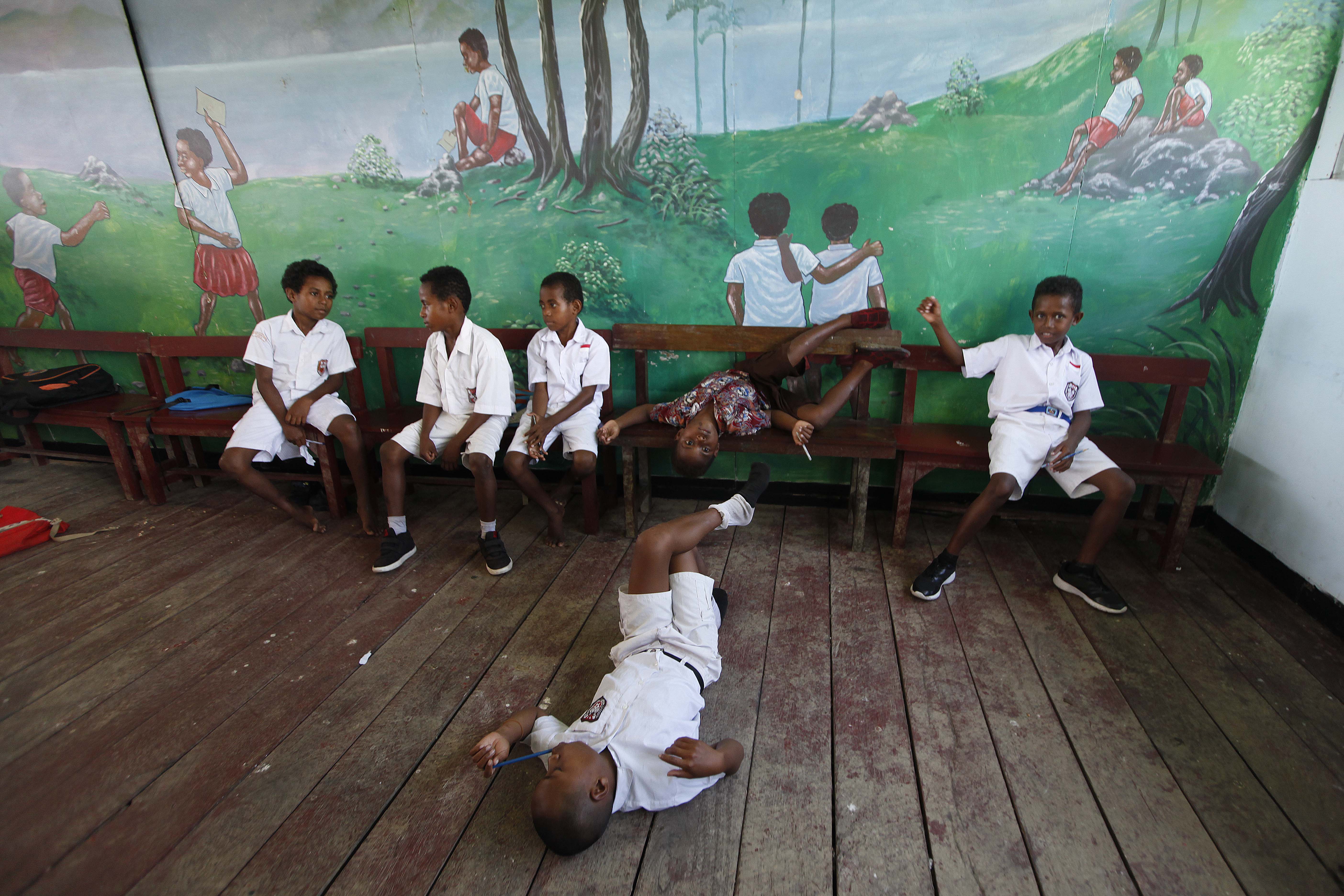 Kegiatan Belajar di Kampung Yoboi Belum Memadai