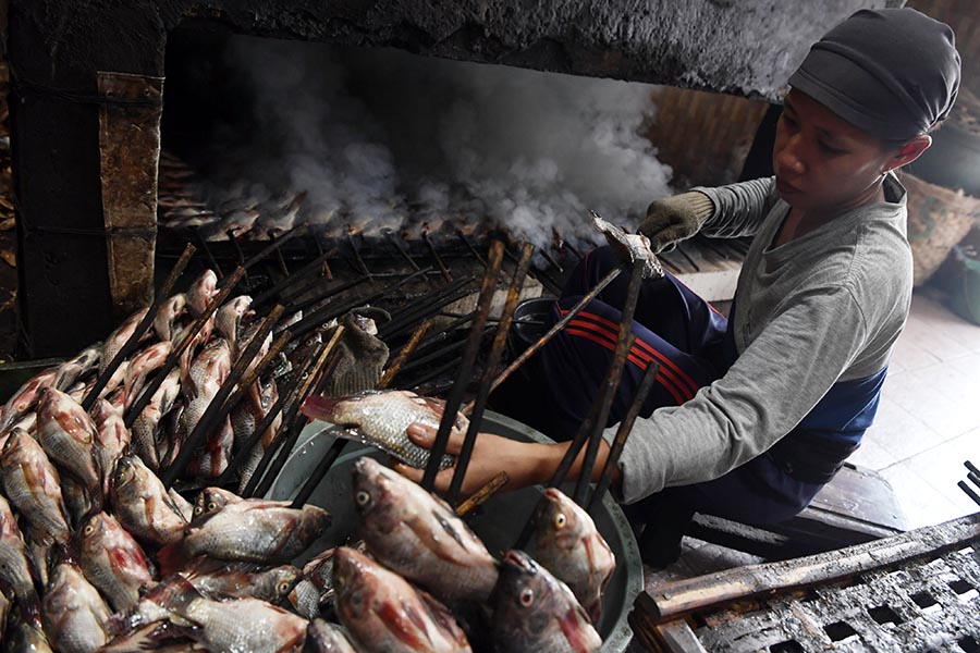 Industri di Kampung Ikan Asap Penatarsewu Sidoarjo   