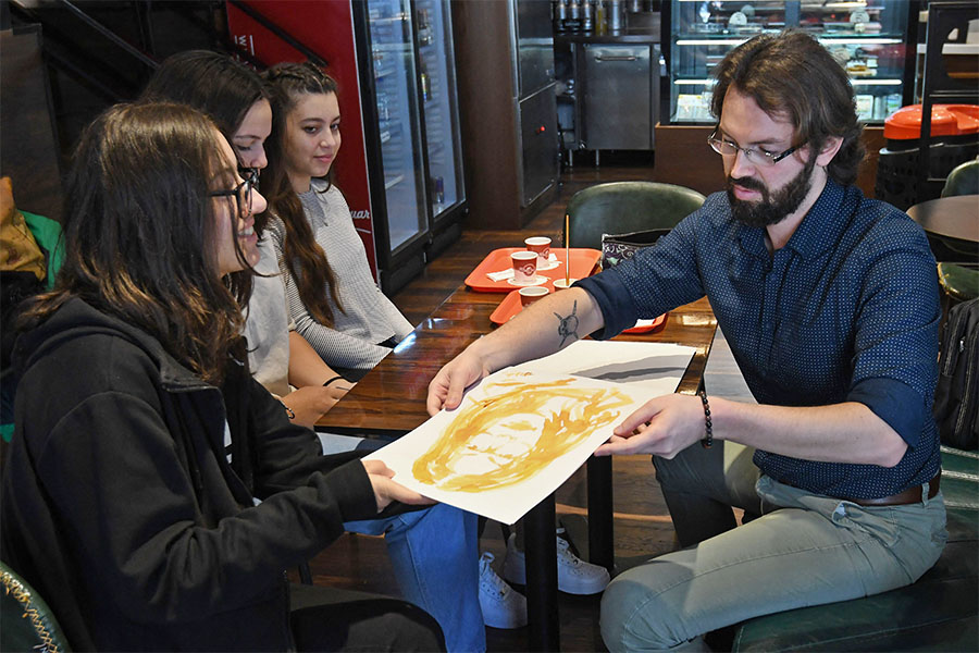 Lukisan Gratis dari Kopi untuk Keceriaan Pengunjung Kafe 