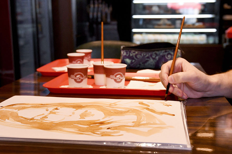 Lukisan Gratis dari Kopi untuk Keceriaan Pengunjung Kafe 