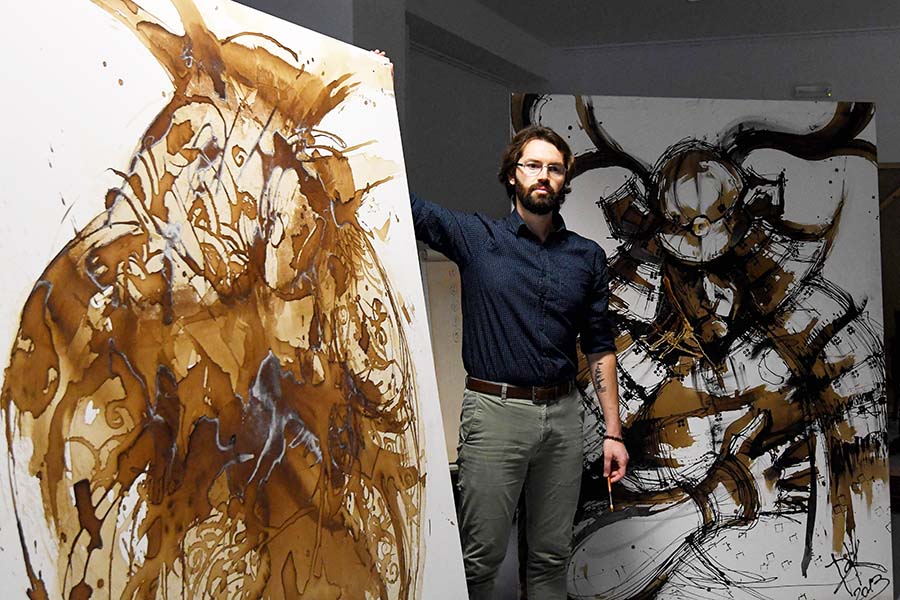 Lukisan Gratis dari Kopi untuk Keceriaan Pengunjung Kafe 