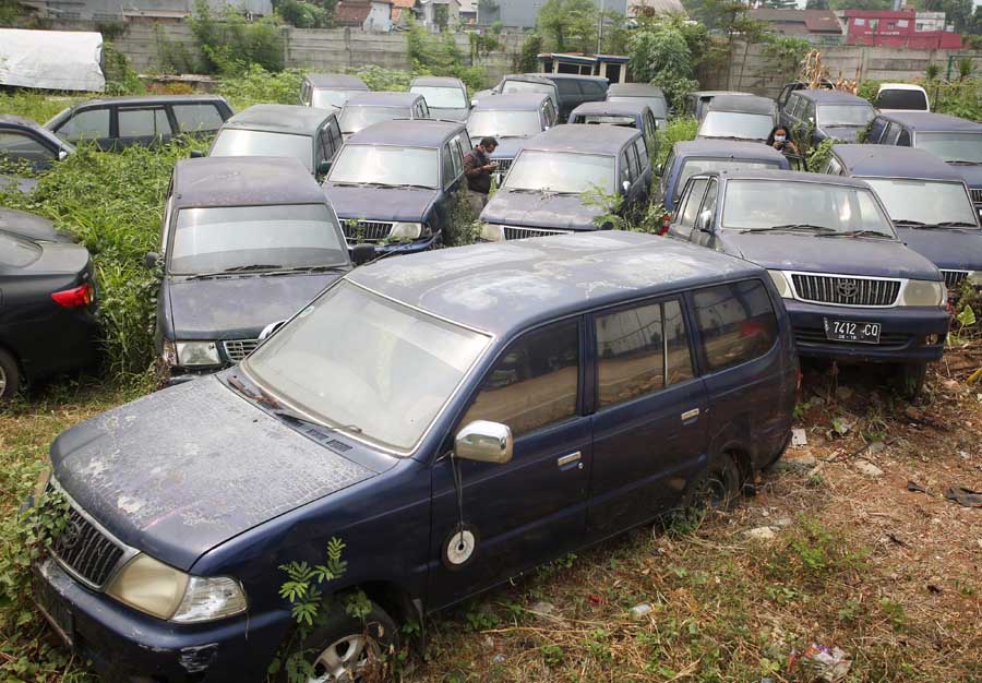Puluhan Mobil Dinas Pemerintah Kota Tangerang Terbengkalai