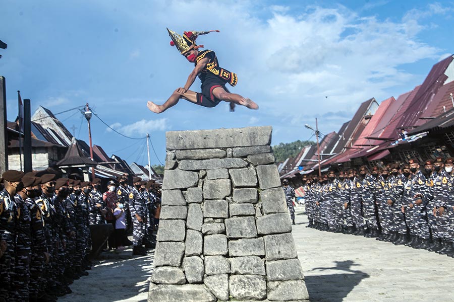 Atraksi Lompat Batu di Desa Bawomataluo Nias Selatan 