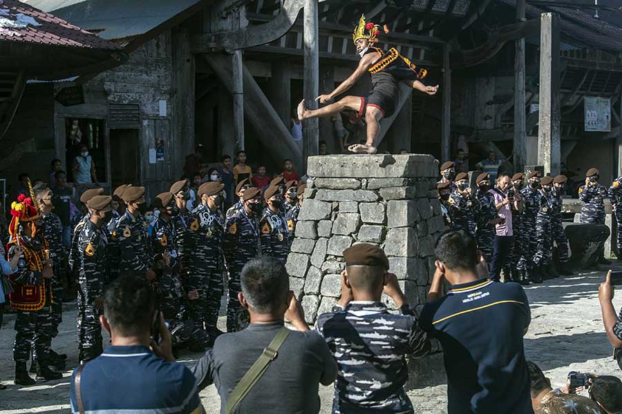 Atraksi Lompat Batu di Desa Bawomataluo Nias Selatan 