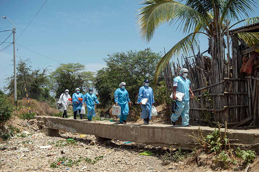 Tim Medis Keliling Pedesaan untuk Memvaksin Warga