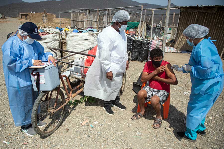 Tim Medis Keliling Pedesaan untuk Memvaksin Warga