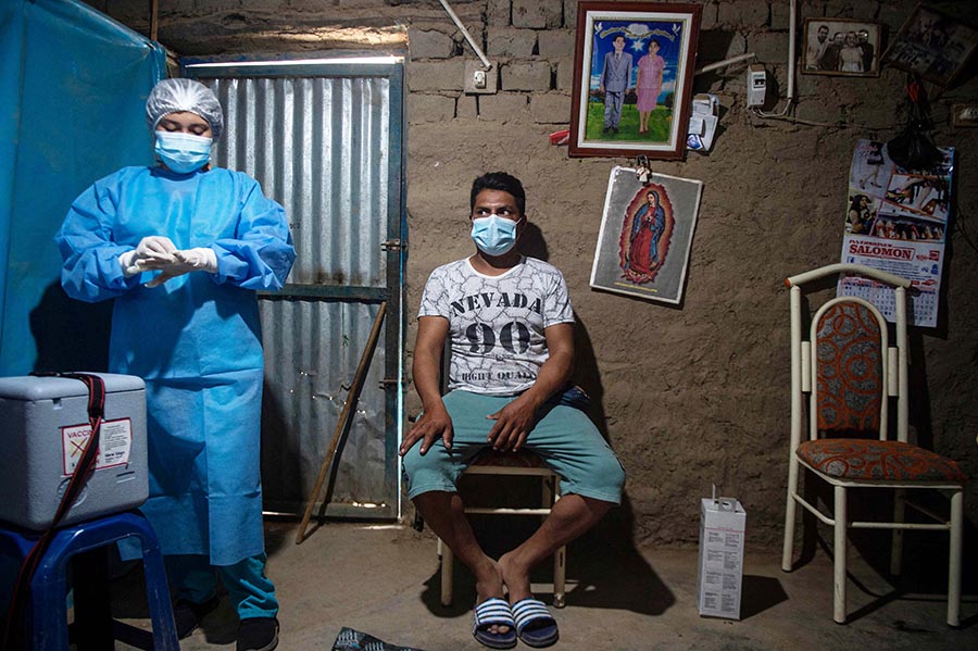 Tim Medis Keliling Pedesaan untuk Memvaksin Warga